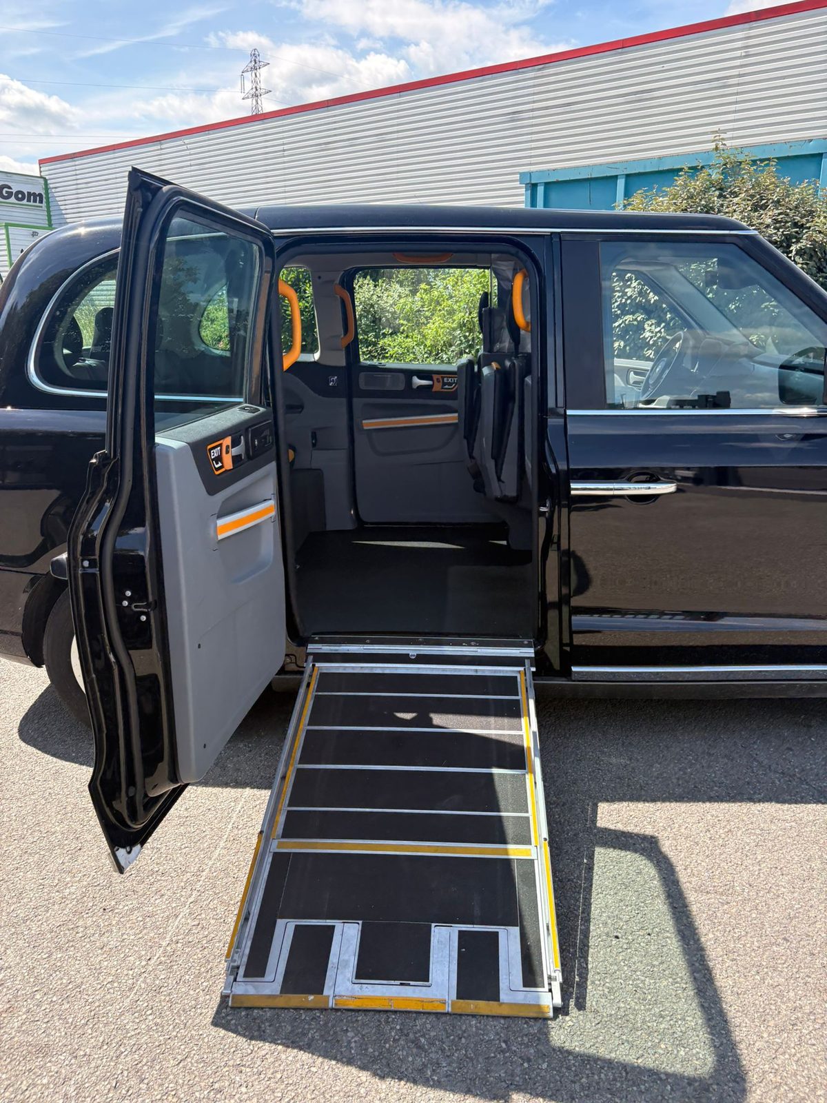 Taxi London conventionné PMR, rampe d'accès pour fauteuil roulant — transport médical Golfe de Saint-Tropez