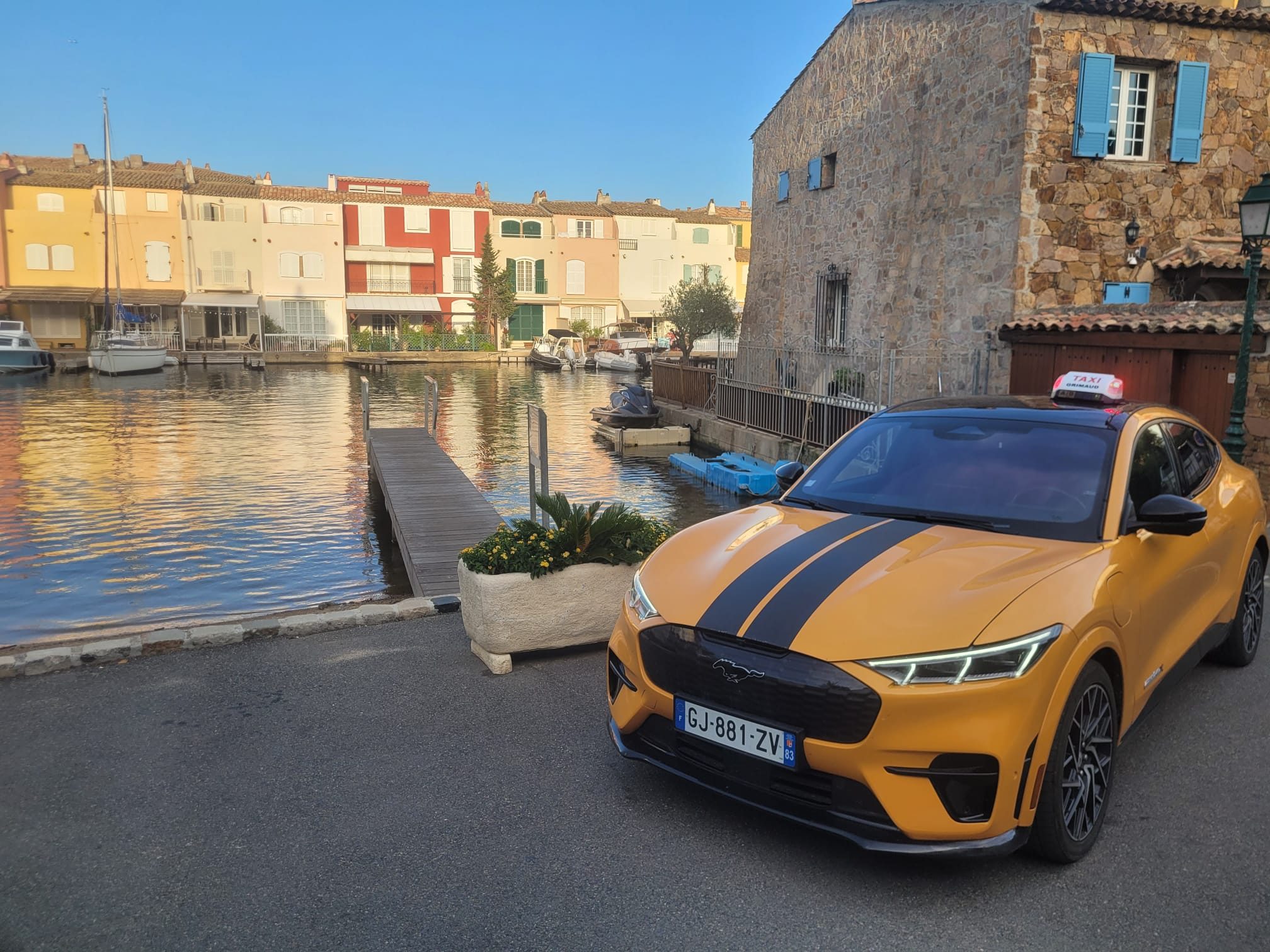 Mustang Mach-E jaune — flotte taxi conventionnée